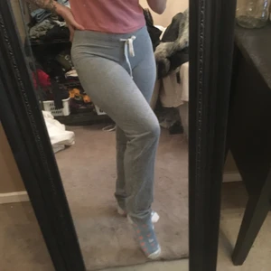  Sköna tajta mjukisbyxor - Mjukisbyxor från newyorker FB Sisters i storlek XS Gråa. Smått noppriga. 