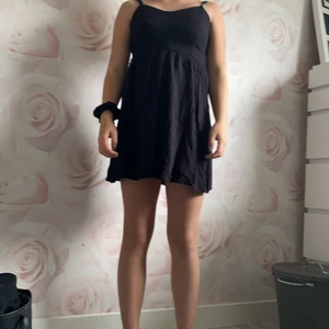 H&M - Svart kort klänning med 4 knappar på bröstet