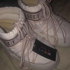 Moon boots linited edition - Använda en halv vinter, inte alls slitna. Har en brun fläck men gpr nog att få bort. Obs första bilderna är bilder från när de är nya, är bra skick endast användna nån månad på vintern, bara lite smutsiga vilket jag kommer göra rent om någon köper❤️❤️