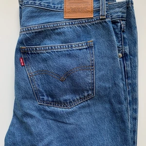 Levis jeans  - Säljer mina Levis jeans i en rak modell i storlek 30. Säljer dem på grund av att dem är för stora och endast använda 1 gång. Är 174 och dem går ner till fötterna så att dem läggs snyggt på skorna. 
