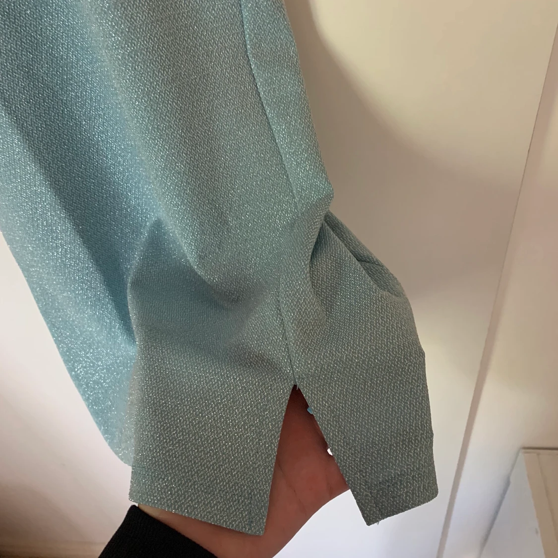 Blå glittrig klänning med slits - 91