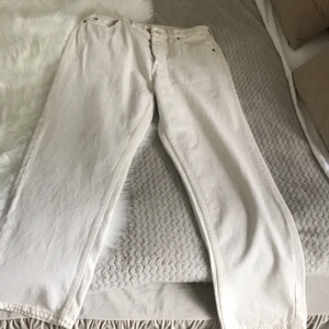 HELT NYA Levis jeans  - Helt nya Levis jeans i en fin krämvit färg. Säljes pga att de är alldeles för stora för mig! 