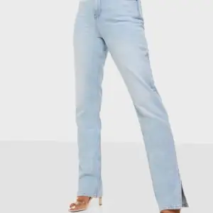 Sjukt fina jeans ifrån Nelly.Com i strl 36, aldrig använda! Beställde hem de förra veckan & slängde alla lappar tills jag insåg att jag köpt de i fel storlek.. jag är 160 lång och de är lite för långa för mig därav säljer jag de tyvärr.. 🤍 Om du lägger ett bud så var alltid beredd att kunna ge det❤️