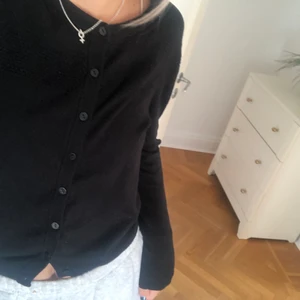 svart kofta - superfin och söt svart kofta i storlek s. Lite mönstrad. Passar bra nu till hösten. knappar fram till. kan mötas upp i jönköping eller så står köparen för frakten 💖