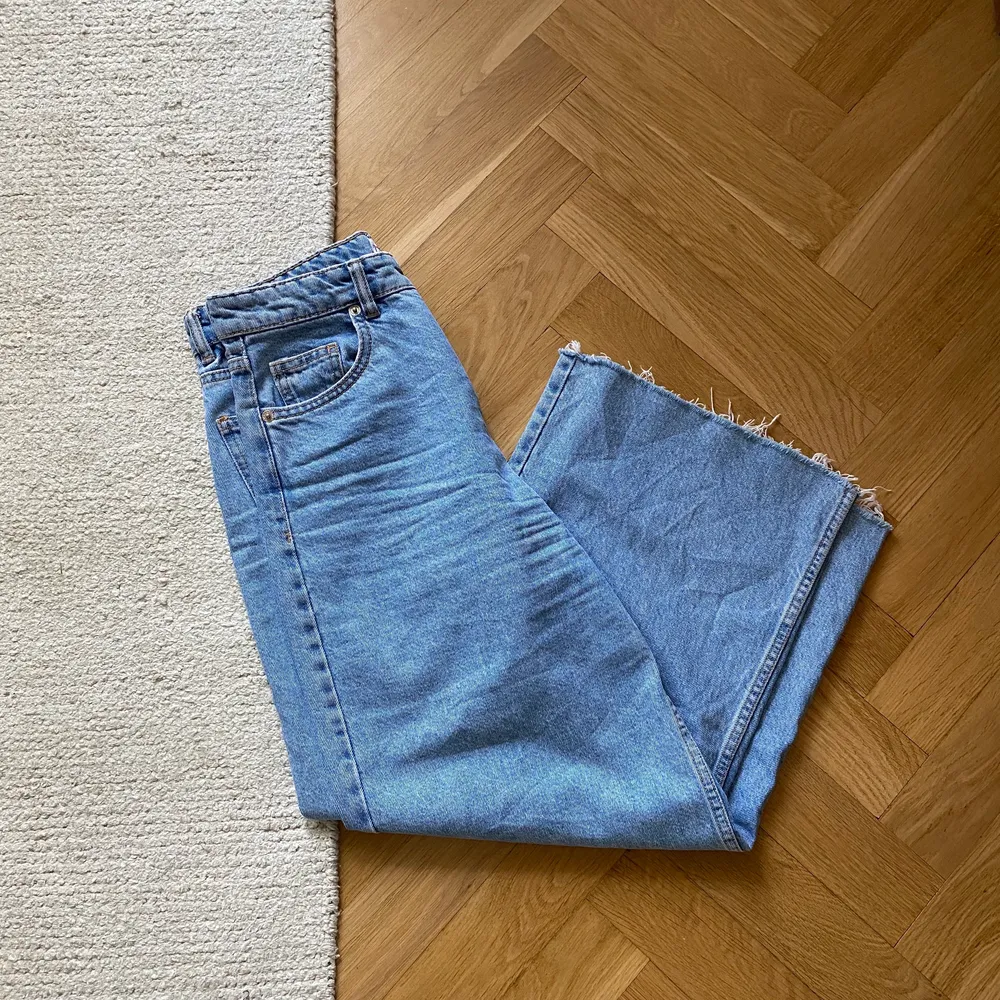 Jeans i en kortare snygg modell, passar dig som är runt 1,60cm✨ frakt inräknat i priset. Jeans & Byxor.