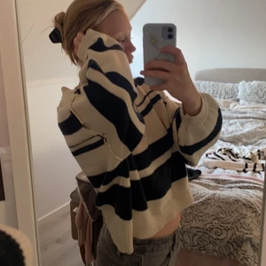 Stickad tröja - Säljer denna fina stickade tröjan som är i de tunnare materialet. Såå fin med en skjorta under eller bara så som den är. Säljer då den inte kommer till användning längre. Storlek står inte men uppskattar de som          S-L beroende på hur man vill att den ska sitta.💗✨ 