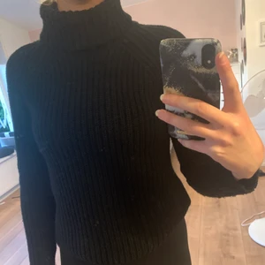 Stickad svart polotröja från pieces  - En tjock fin stickad polotröja från märket pieces, använt men i fint skick. Lite kort i ärmarna på mig som är 180 cm. Storlek xs 