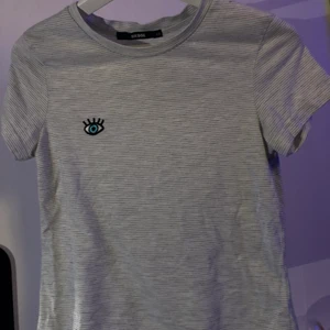 Bikbok t-shirt till salu! - Randig t-shirt med detalj. Från början köpt från Bikbok (ca 10 år sedan) inte mycket använd, bra kvalitet. Kan mötas upp i Linköping eller skickas, osäker på fraktkostnad men köpare står iaf för fraktkostnad!💕