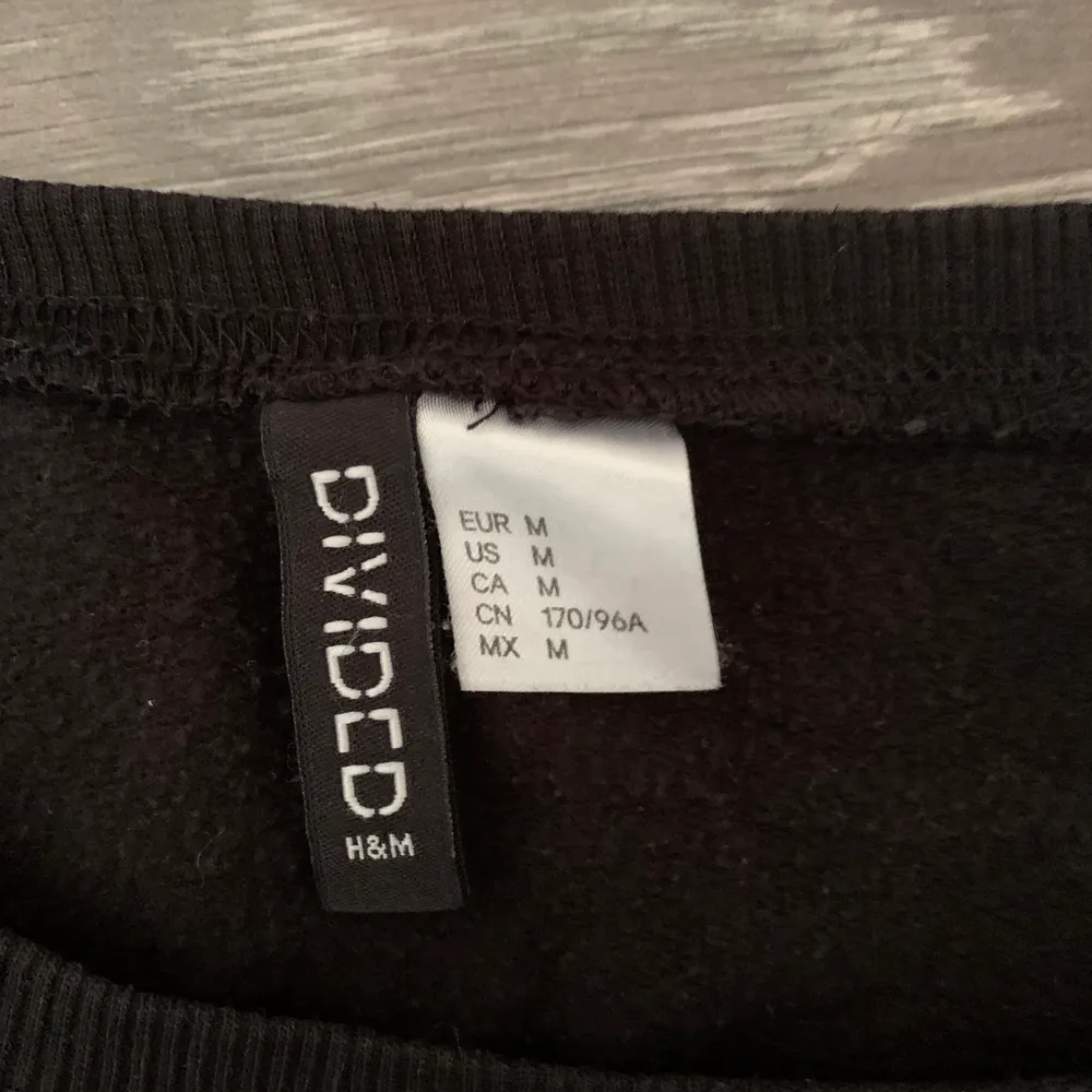 Sweatshirt från H&M i storlek M. Tröjan har två dragkedjor vid sidan som slutar under bröstet. Säljer då den inte kommer till användning längre. Säljs för 50kr plus frakt. Hoodies.