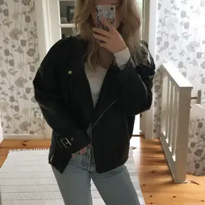 INTRESSEKOLL! Denna otroliga svarta oversized skinnjacka från missguided. Har länge varit en favorit, men används inte lika mycket längre. Använd men i nyskick! Nypris: tror runt 650kr