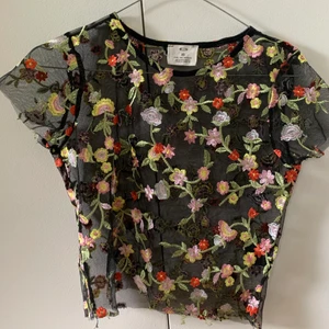 Mesh top - Jättefin mesh top från Urban Outfitters. Haft länge men knappt använd. Kan mötas i Stockholm, annars betalar köpare frakt🔮🌺