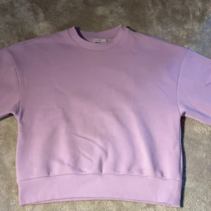 Lila Sweatshirt  - En super fin lila tröja från Ginatricot som tyvär inte kommer till användning. Det är storlek S, men den är oversized så den skulle absolut passa som M också! Använd väldigt få gånger, ser ut som ny. Tvättas innan den skickas iväg! Frakt INGÅR INTE i priset!