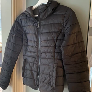 Dunjacka - Svart dunjacka från Nelly