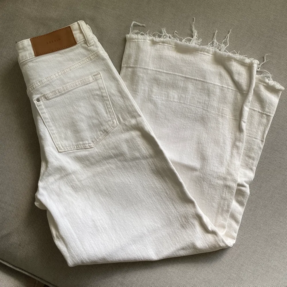 Vita jeans från H&M i strl 34, vida och korta. Jag är 160cm och på mig slutar de vid fotknölen. De har inga fläckar eller så! ❤️‍🔥❤️‍🔥 Kolla gärna in mina andra annonser eller skriv för frågor! 🤩. Jeans & Byxor.