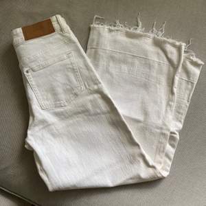 Vita jeans från H&M i strl 34, vida och korta. Jag är 160cm och på mig slutar de vid fotknölen. De har inga fläckar eller så! ❤️‍🔥❤️‍🔥 Kolla gärna in mina andra annonser eller skriv för frågor! 🤩