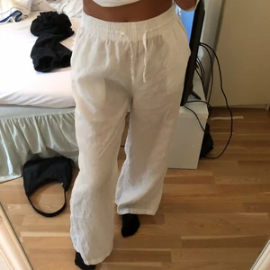 Gina linnebyxor  - Säljer dessa linnebyxorna från Gina som är slutsålda, knappt använda och i väldigt bra skick. Köparen står för frakt <3