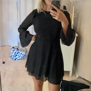 Klänning  - Klänning med lite skimmer i, öppen i ryggen med en knytning högst uppe! Storlek 38, från Nelly, köparen står för frakten 