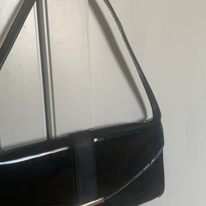 En kort handväska  - En gullig baguette bag som är lätt att ta med och lätt att matcha 😉💕