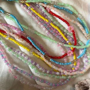 Pärlhalsband   - Egengjorda Pärlhalsband i olika färger! Du kan välja vilka färger och former du vill! 50-100kr st beroende på hur långt du vill ha de eller om du vill ha blommor! 🌸🌸✨