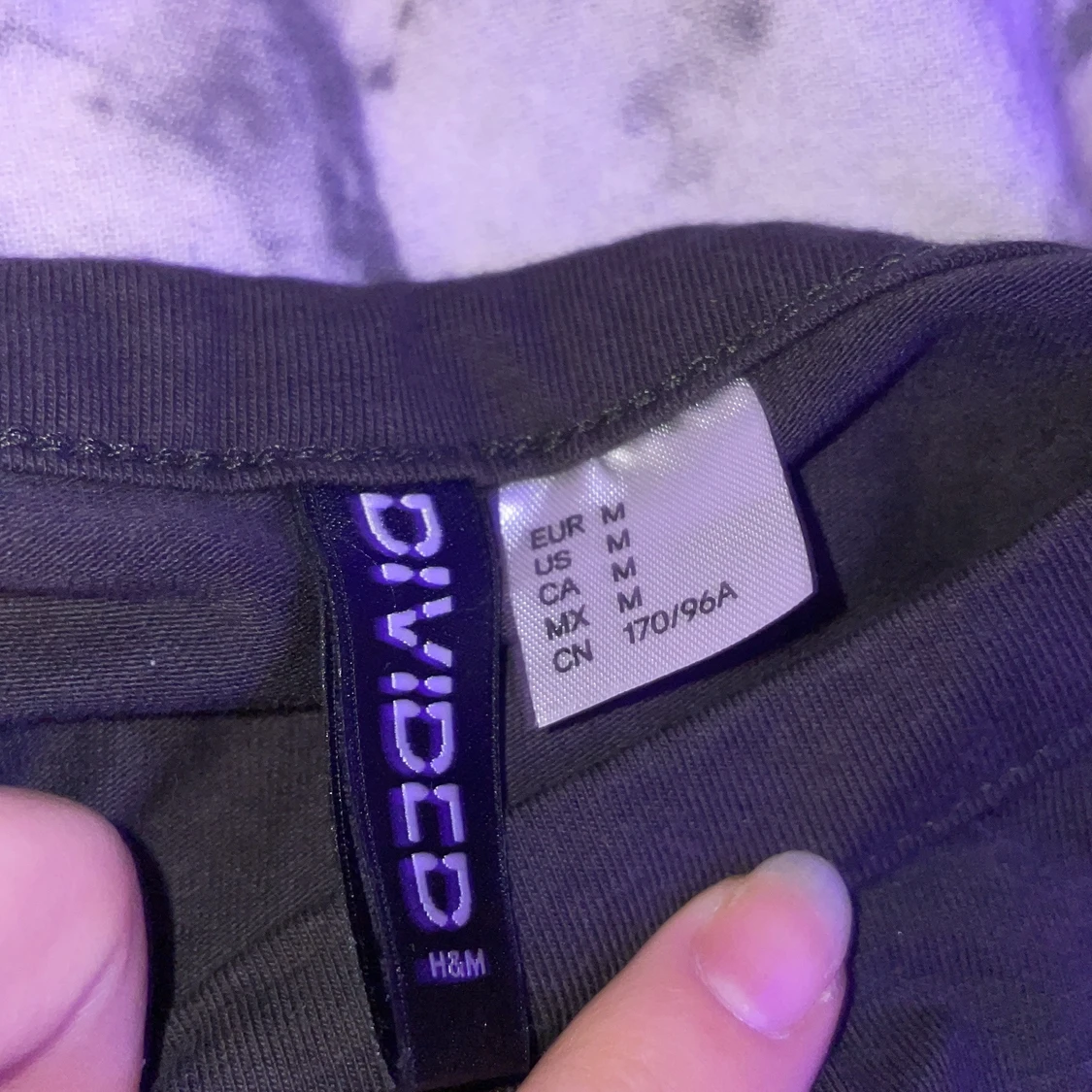 Grå klänning med tryck  - 90