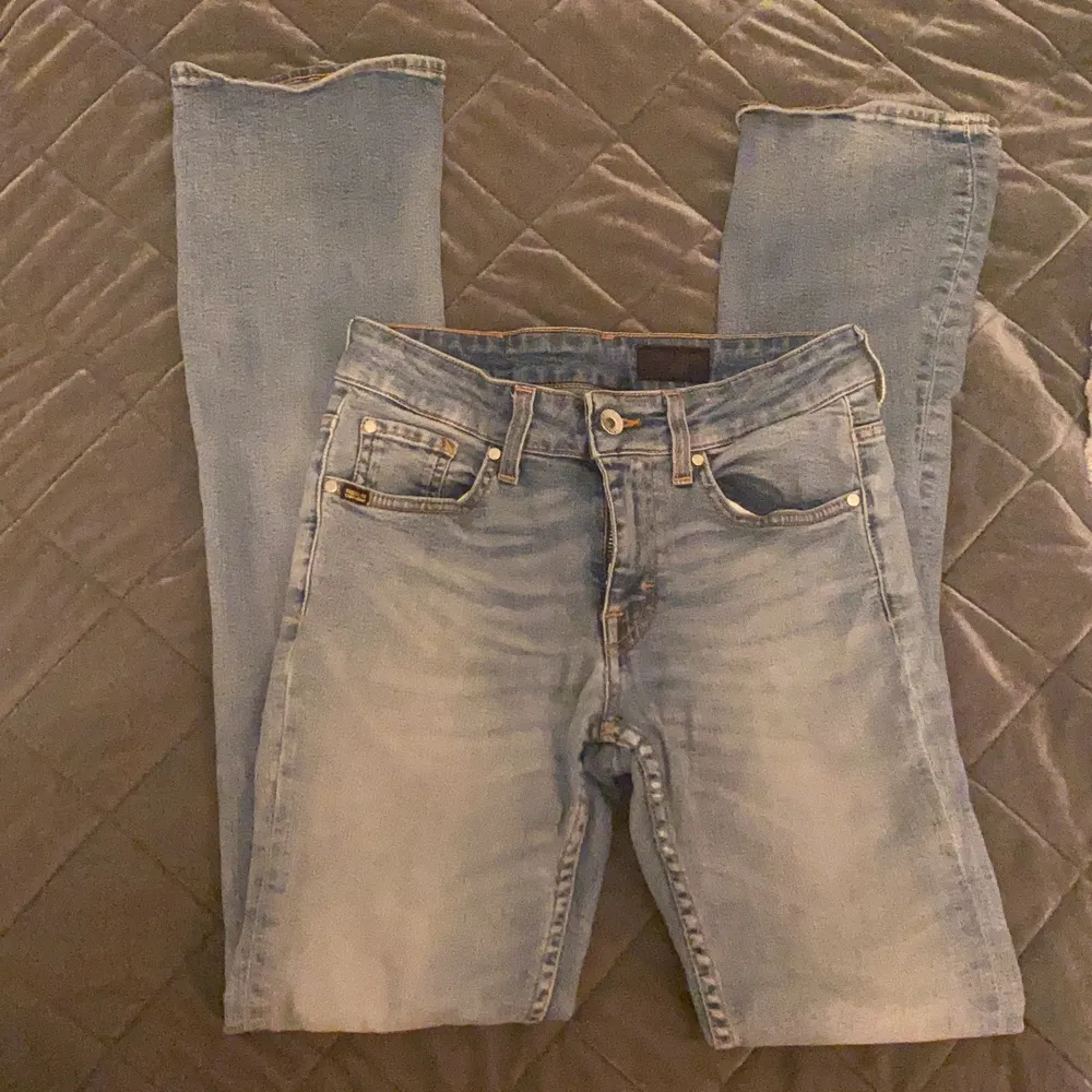 Säljer mina lågmidjade Tiger jeans då dem inte kommer till någon användning. Modellen är bootcut/raka och sitter perfekt på mig som är 165cm. Sytt dem vid bakfickan, men annars i väldigt bra skick! . Jeans & Byxor.