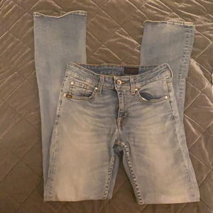 Bootcut/raka Tiger of Sweden Jeans  - Säljer mina lågmidjade Tiger jeans då dem inte kommer till någon användning. Modellen är bootcut/raka och sitter perfekt på mig som är 165cm. Sytt dem vid bakfickan, men annars i väldigt bra skick! 