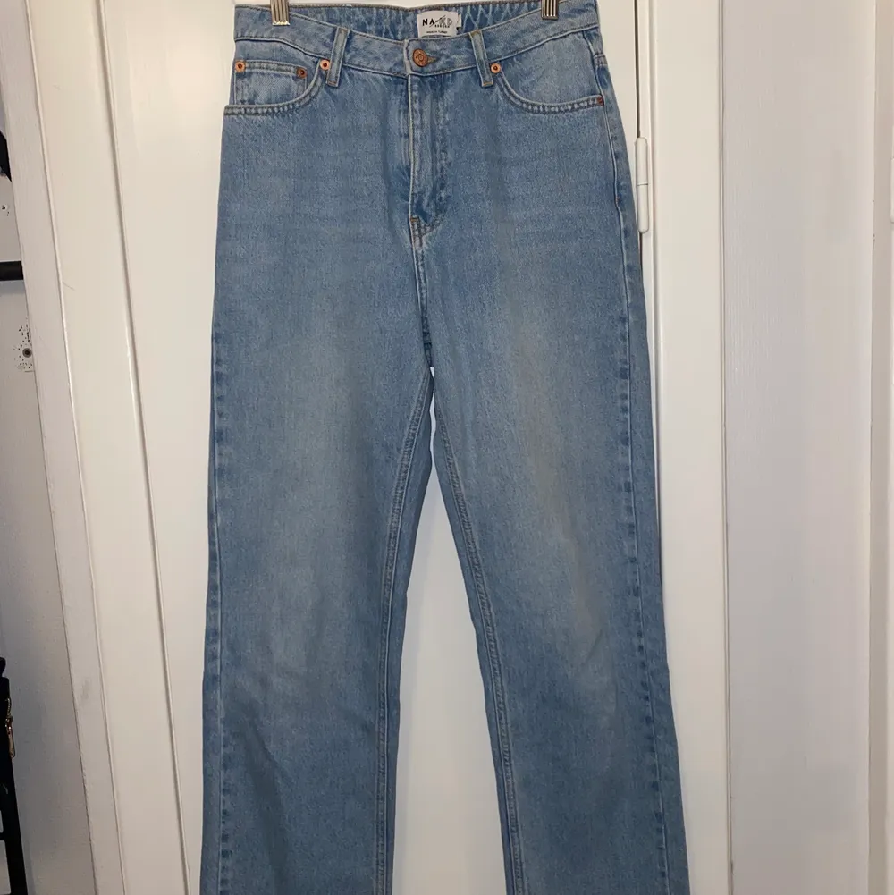 Straight highwaist jeans från NA-KD. Aldrig använda. Säljer pga fel strl. Strl. 36. . Jeans & Byxor.