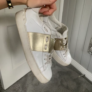 Valentino skor - Sjukt snygga valentino open sneakers. Storlek 36 men passar upp till 37. Köpta här på plick men väldigt bra skick ändå! Inte helt tvättade på bilderna men görs såklart innan de skickas!