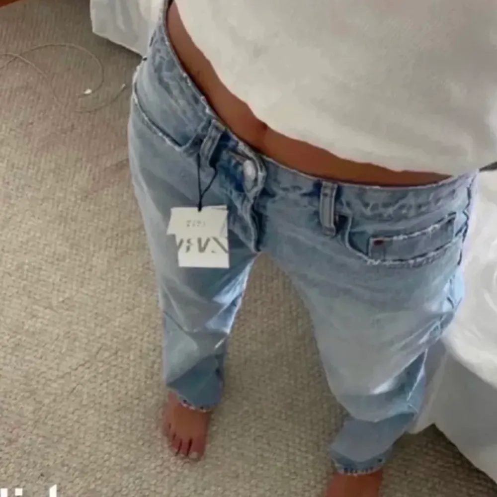 Säljer dessa jötte fins byxor som är jätte snygg. Säljer pågrund av att dom är för stora 🤍 säljer för 450 men kan diskutera priset. . Jeans & Byxor.