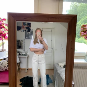 Beiga/ krämvita weekday jeans - Beiga/krämvita jeans från Weekday i modellen Rowe. Superfina men har tyvärr blivit för små för mig. Nypris 600kr