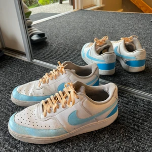 Nike Air force  - Nike Air force använt flitigt men fortfarande bra skick. Nymålade och tvättade med nya snören. 