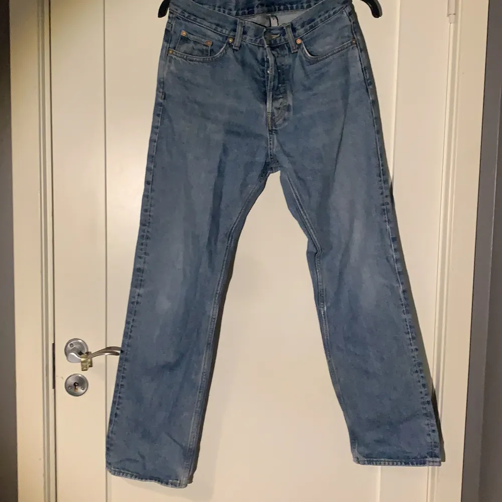 Ett par weekday jeans i ganska bra skick, ett hål i ena framfickan och lite slitage vid ändarna av benen och på lite andra ställen, därför sänkt pris. Jeans & Byxor.