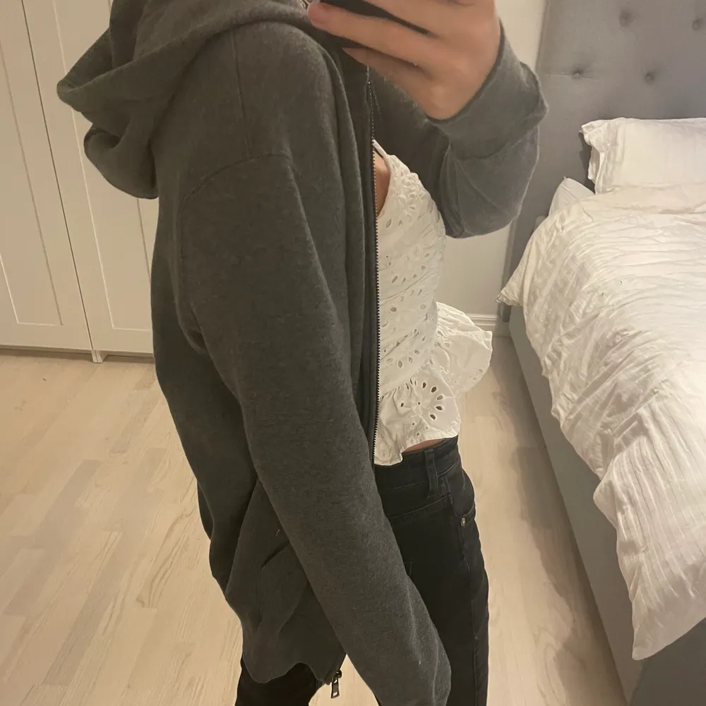 Jättemysig i princip oanvänd zip hoodie, som ny och fluffet inuti är lika mysigt som vid nyköp😍❤️ den är köpt på herravdelningen i storlek XS, alltså betydligt större än en dam-XS💕. Tröjor & Koftor.