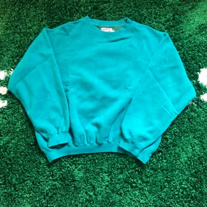Vintage 80s Boxy sweatshirt  - Storlek L men passar mycket mer som en väldigt boxy M, skicket är 8/10 endast lite nopprig, Troligtvis från 80talet på grund av passformen samt så är tröjan delvis gjord av akryl som var populärt på 80 talet!