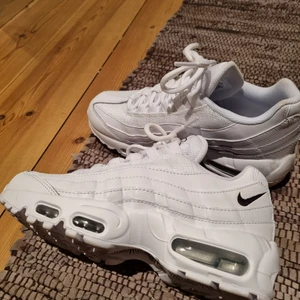Nike Air Max 95 - Använda 1 gång. Nypris 1899 kr. Kan skickas med frakt på 60 kr. Kan gå ner i pris vid snabb affär. Säljes pga för små för mig.