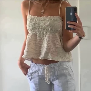 ZARA TOP⚡️⭐️💀💕 - Hej, säljer denna super fina top från zara⚡️⭐️💀💕 topen är i stl s och funkar till de mästa💕💕💕 kontakt vid intresse eller fler bilder 