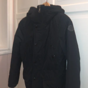 Moncler Jacka Salagou  - Storlek är 14y kill storlek. Sitter fint och är 100% äkta med kvitto och äktahetsintyg som följer med jackan. 