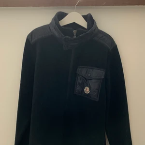 MONCLER FLEECE - En superfin Moncler fleece. Mörkblå, sparsamt använd och i super bra skick 💙 kanon att ha under tunnare jackor och bara som en fleece, sjuuuukt snygg! Frakt är inte inkluderat i priset!!! 💙💙💙💙💙 Självfallet äkta & kan skicka bevis. 