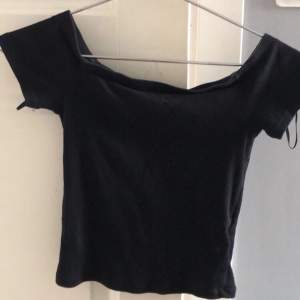 Jättegullig basic t shirt. Passar till allt och man kan välja om man vill ha offshoulders eller inte. St. Xs passar även S.    Nypris: kommer inte ihåg, säljer för 40kr inkl frakt