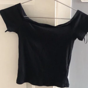 Svart crop top - Jättegullig basic t shirt. Passar till allt och man kan välja om man vill ha offshoulders eller inte. St. Xs passar även S.    Nypris: kommer inte ihåg, säljer för 40kr inkl frakt