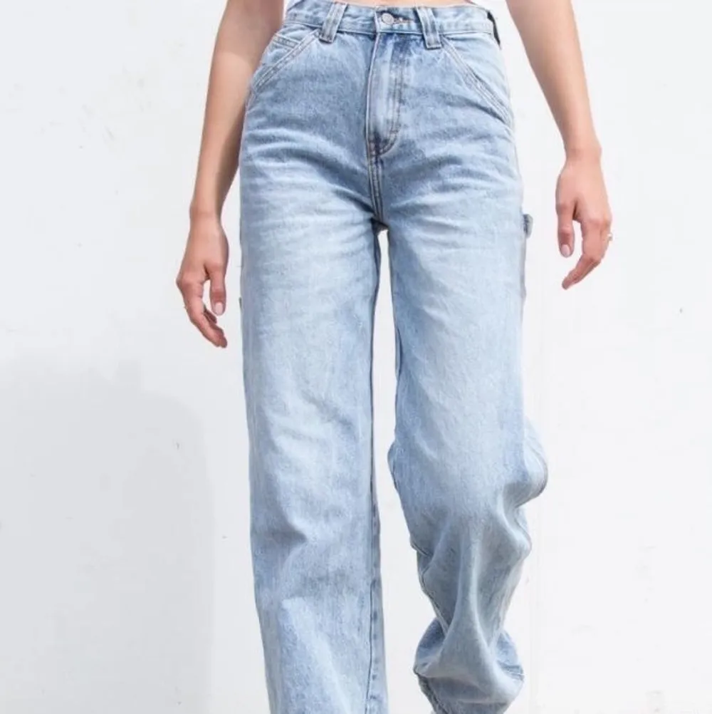 Nästan helt nya super fina jeans från Brandy Melville. Använda Max 4-5 gånger och i bra skick. Ser något mörkare ut på mina bilder än vad dem är i verkligheten. St. S men dem kan även passa M. Aningen för långa för mig som är 168.     Nypris: 400       Frakt ingår inte. Jeans & Byxor.