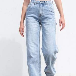 Nästan helt nya super fina jeans från Brandy Melville. Använda Max 4-5 gånger och i bra skick. Ser något mörkare ut på mina bilder än vad dem är i verkligheten. St. S men dem kan även passa M. Aningen för långa för mig som är 168.     Nypris: 400       Frakt ingår inte