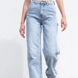Brandy melville Feanne jeans  - Nästan helt nya super fina jeans från Brandy Melville. Använda Max 4-5 gånger och i bra skick. Ser något mörkare ut på mina bilder än vad dem är i verkligheten. St. S men dem kan även passa M. Aningen för långa för mig som är 168.     Nypris: 400       Frakt ingår inte