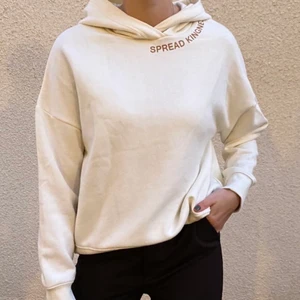 Vit hoodie - Tjock och mjukt innehåll, aldrig använt, inget fel eller liknande på den!! Stor för sin storlek. St xs