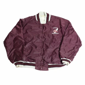 Ysleta Baseball - Vintage Varsity Jacka - En riktigt Nice vinröd jacka från ysleta indians baseball lag i USA och deras college. Har ett rikigt fett tryck över ryggen som är riktigt vintage. Är även i grå färg och vilket ger snygga detaljer. Perfekt för en 90-talsinspirerad outfit. Thriftad i USA.