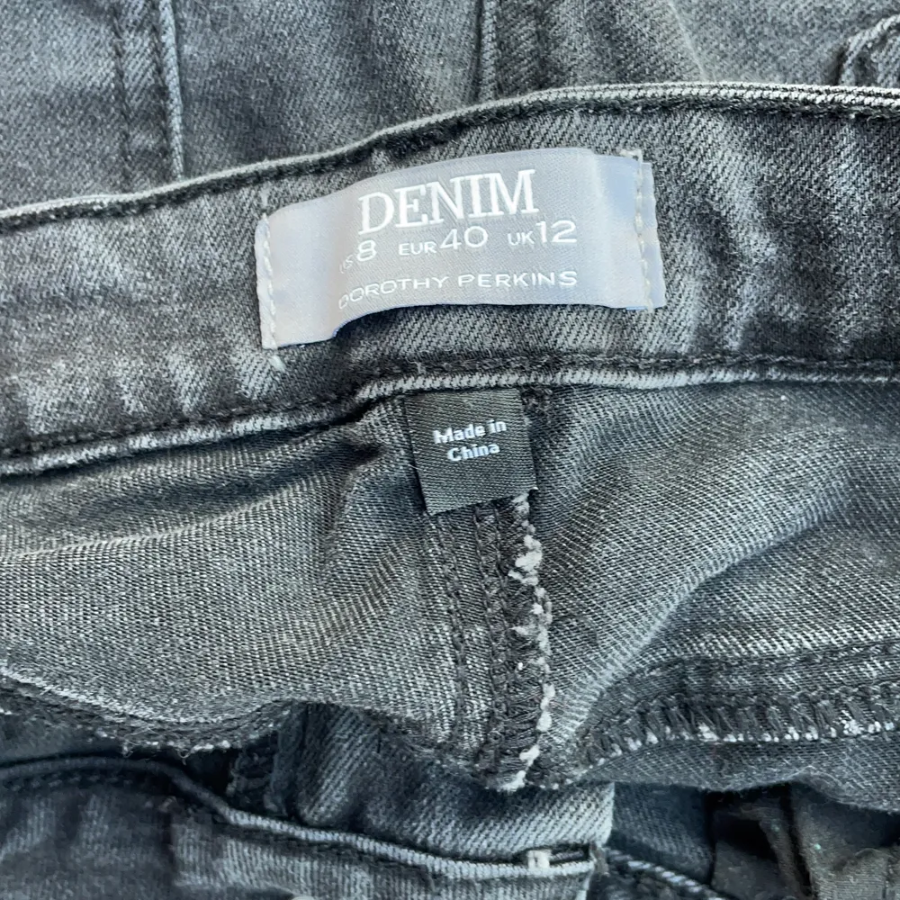 Jättefina svarta jeans från Demin. Andvönds aldrig tyvär☹️dragkedja och silver knapp👍🏻💕. Jeans & Byxor.