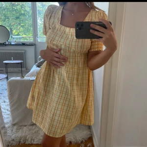 Reclaimed Vintage klänning  - Supersöt klänning som är oanvänd ! Stl 38 ganska liten i storleken har XS och den är lite stor 🌼 kan skickas. 