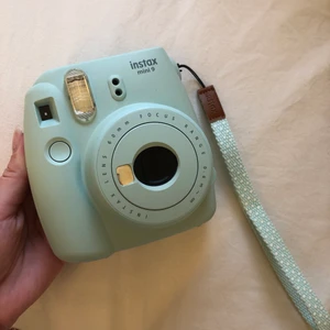 Instax mini 9 - Säljer nu min Instax Mini 9 kamera i begagnat men väldigt fint skick. Kamerans blixt är något svag och därför blir bilder i mörkret inte superbra, och därav lägre pris. I dagsljus funkar den perfekt!💕 (De två bilderna till höger har blivit blekta i kanten pågrund av att filmerna utsatts för solljus och alltså inte något som beror på kameran!) 🥰 Pris kan diskuteras 💕