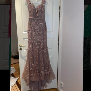 Klänning - Klänning storlek 38