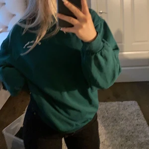Sweatshirt  - Grön sweatshirt i storlek Xs. Använd få gånger och säljer pågrund av att jag har 2 likadana. +FRAKT